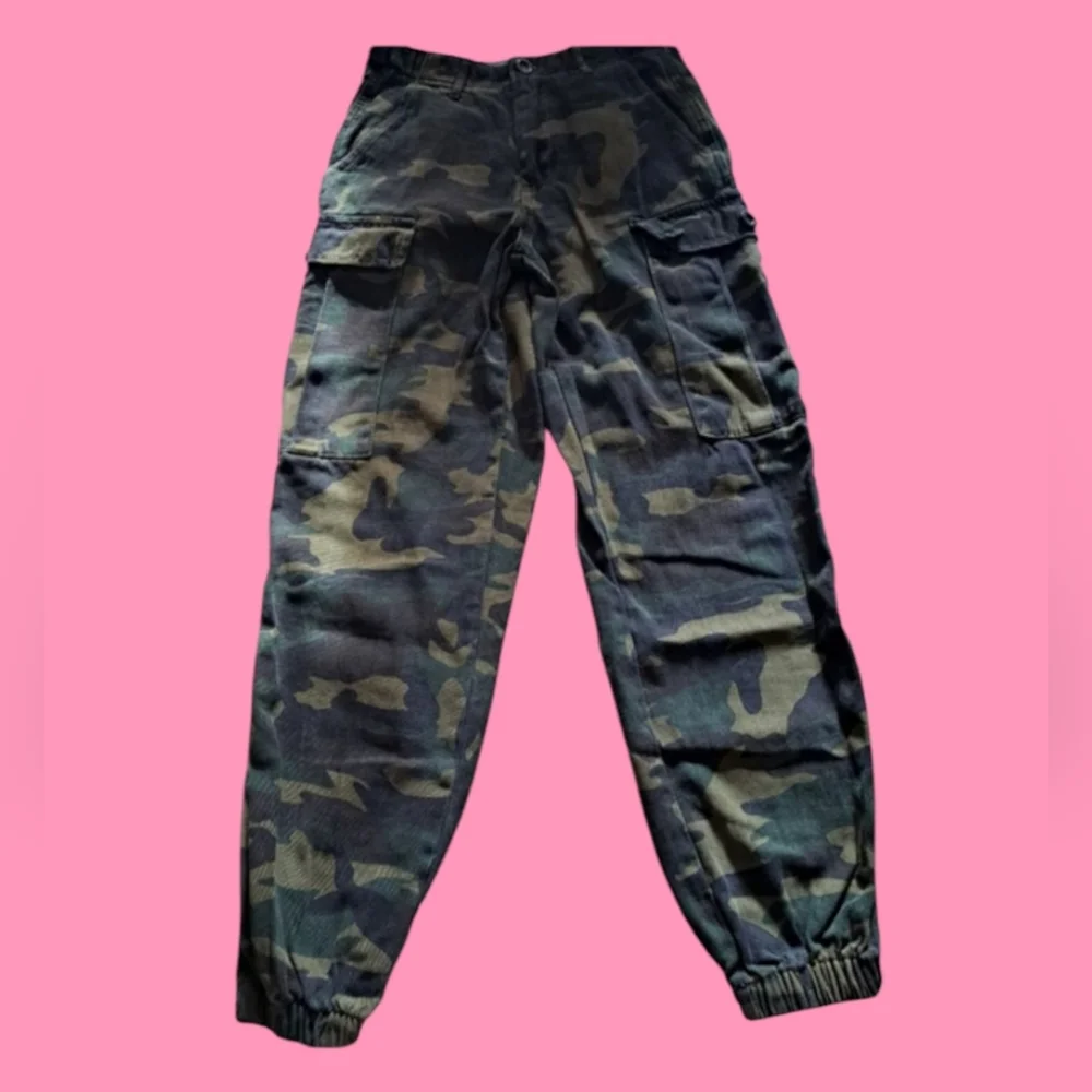 Forever 21 Camouflage Green Cargo Pants Elastic Hem Women's Size XS